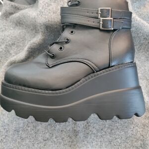 Size 8 , Black , 3 inch heel.